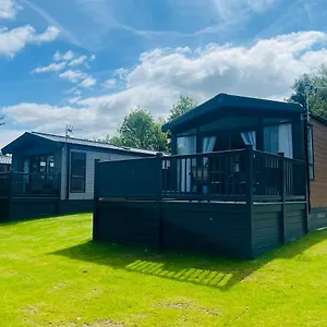 The Kestrel With Hot Tub Holiday home York